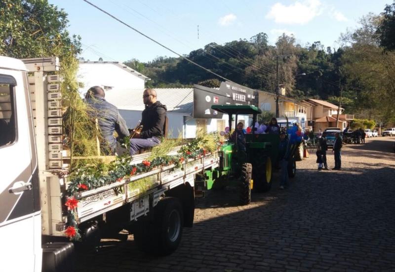 Desfiles marcam as comemorações do Dia do Colono e Motorista