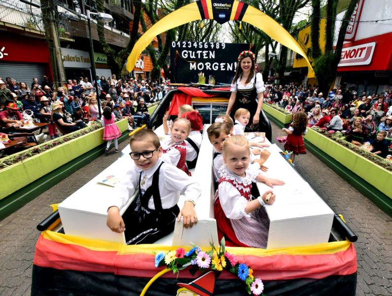 Shows nacionais e Desfile Temático marcam últimos dias da Festa da Alegria