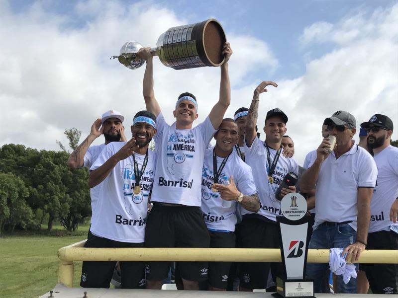 Grêmio chega a Porto Alegre e abre comemorações com carreata até a Arena