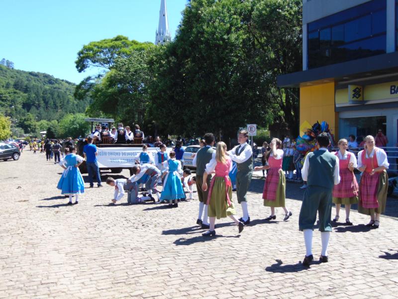 Desfile Temático da Exposin terá 30 grupos na avenida