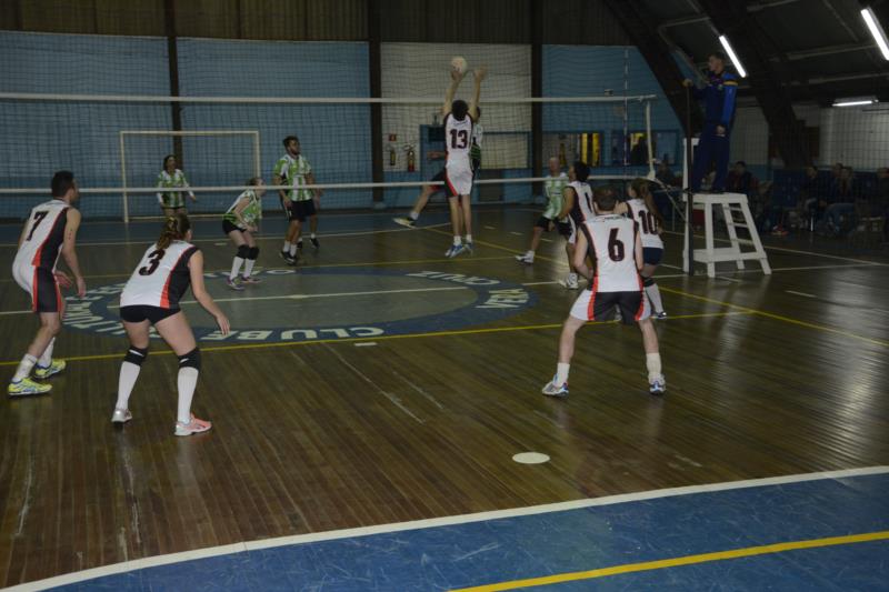 Voleibol solidário une 200 atletas