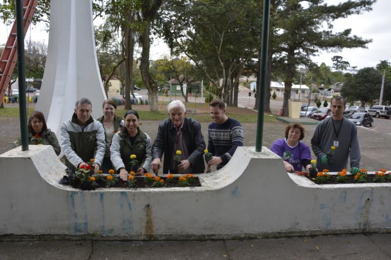 Flores e folhagens embelezam a Praça