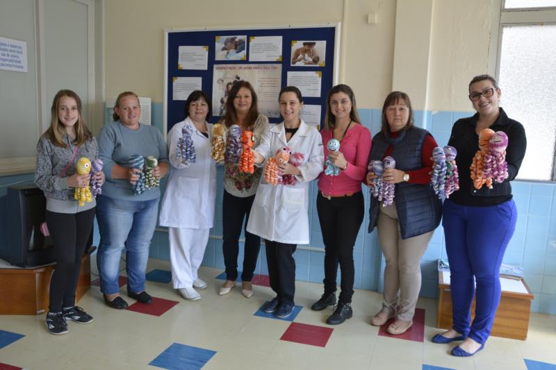 Amigas do Bem entregam polvos de crochê ao Hospital Santa Cruz