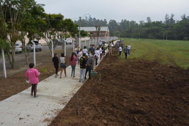 Caminhódromo de Vila Progresso recebe 100 árvores