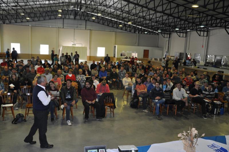 História de sucesso motiva produtores de leite da região