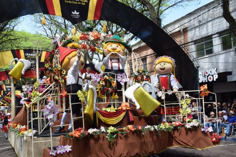 Primeiro Desfile Temático da 33ª Oktoberfest atrai mais de 30 mil pessoas