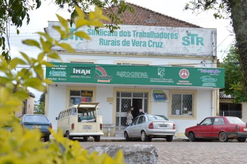 Sindicato dos Trabalhadores Rurais comemora aniversário em frente à sede