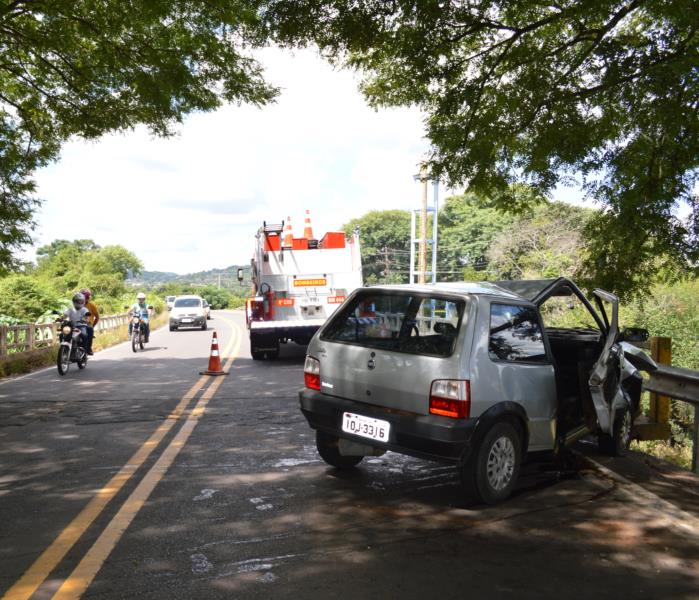 Veículo colide em mureta de ponte na ERS-409