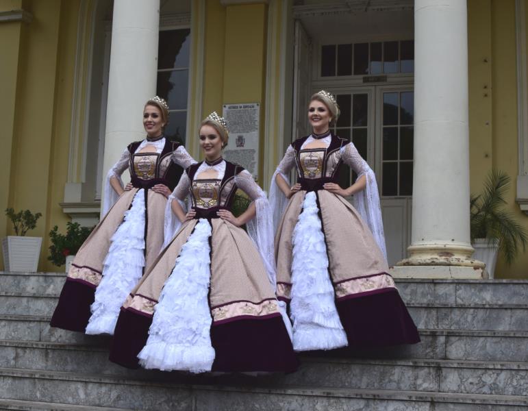 Trajes oficiais das Soberanas da 33ª Oktoberfest são inspirados na nobreza