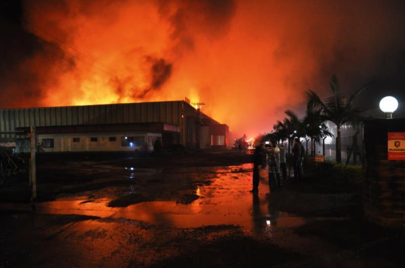 Raio pode ter provocado incêndio em fumageira