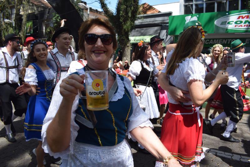 Desfile Temático promete encanto e alegria no último dia