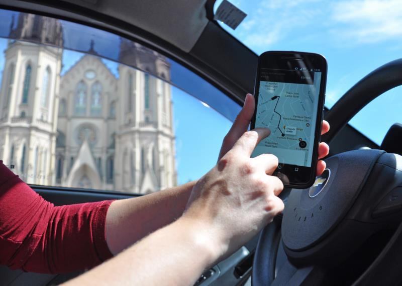 O que pensam os motoristas de aplicativo e taxistas após aprovação da Lei Uber em Santa Cruz