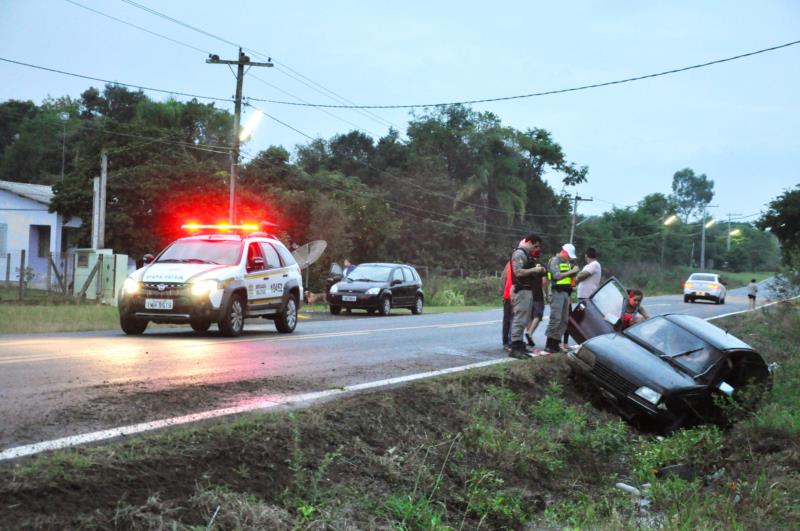 Saída de pista fere mulher em Rincão da Serra