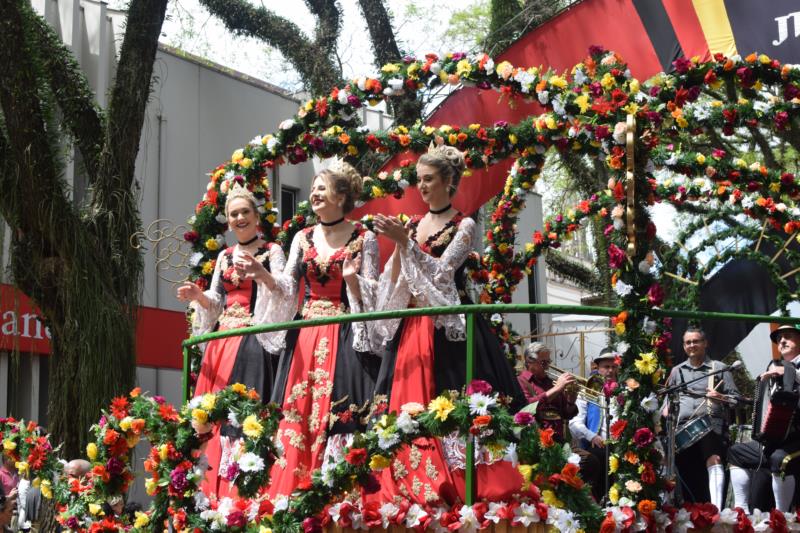 FOTOS: Veja como foi o primeiro desfile da 34ª Oktoberfest