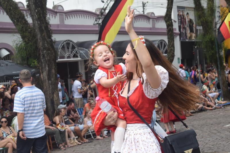 Primeiro desfile da Oktober colore o centro de Santa Cruz. Veja fotos e vídeo