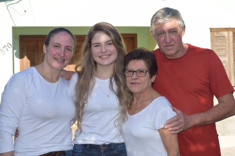 Com o amor da mãe e a benção dos avós, em busca do sonho de infância na passarela da alegria