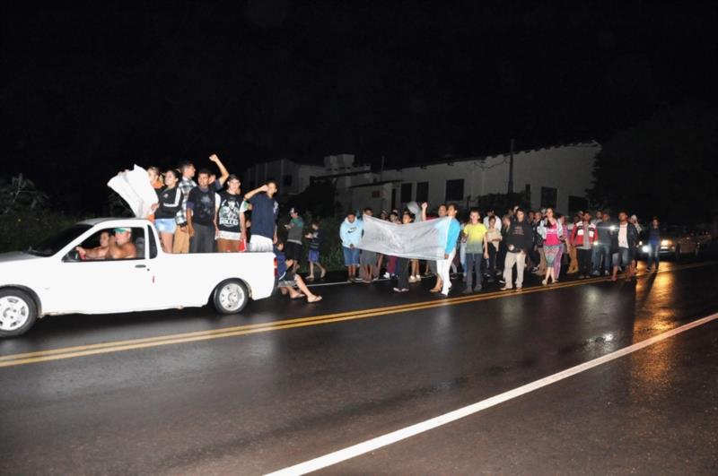 Familiares e amigos protestam por morte de jovem