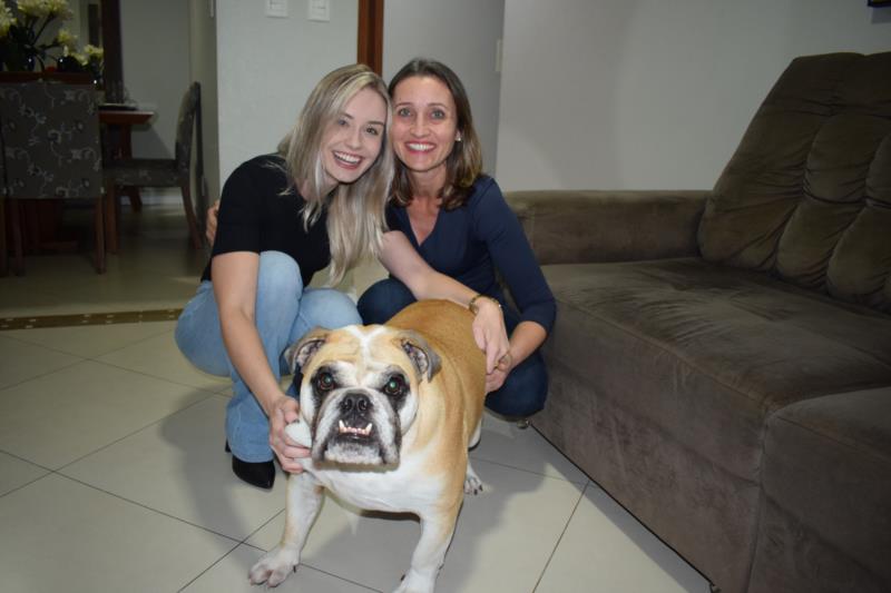 De mãos dadas com a mãe, em busca do sonho de ser soberana