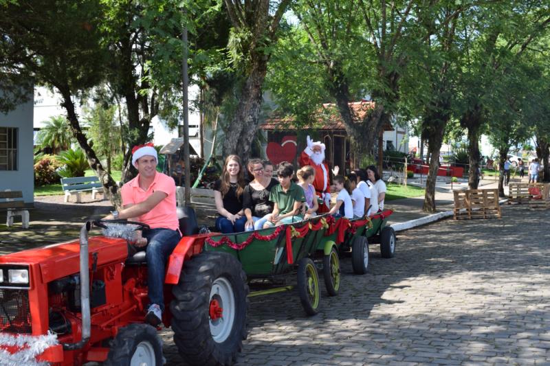 Trenzinho do Noel encanta e diverte no Natal do Vale