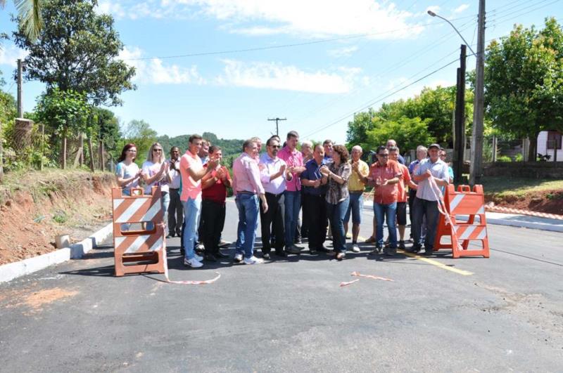 Inaugurado mais um trecho de asfalto na Cipriano