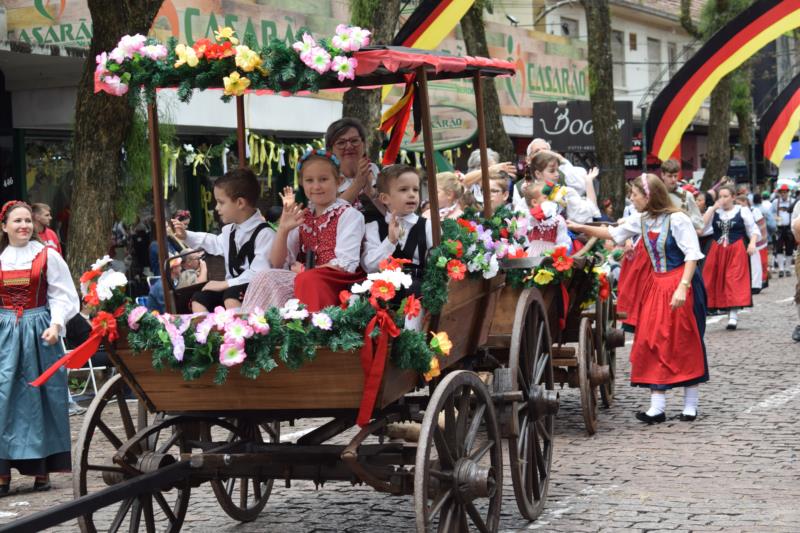 FOTOS: Desfile temático movimenta a Marechal Floriano neste domingo