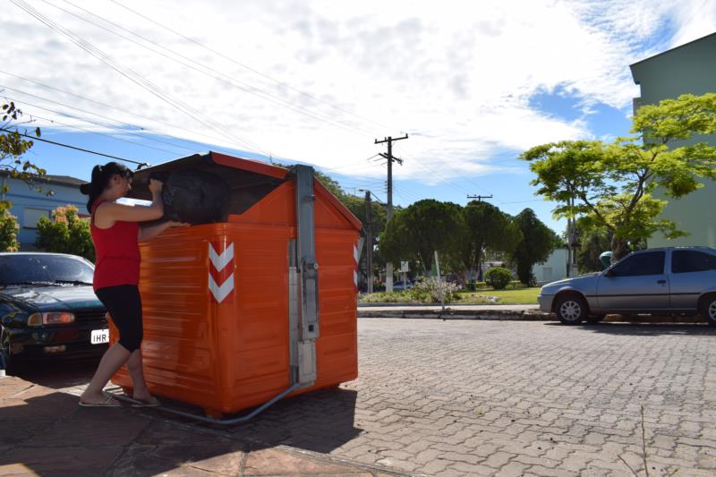 Instalação de contêineres auxilia na limpeza de Vale do Sol