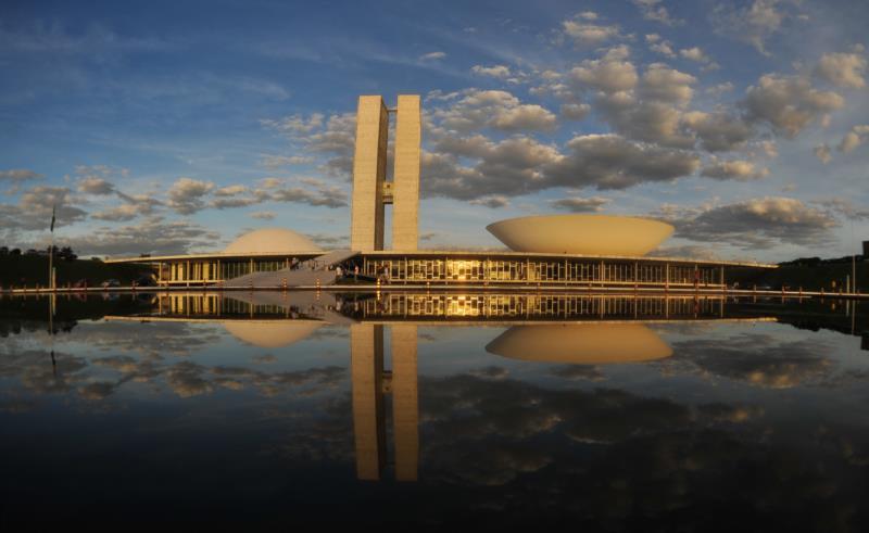 Polícia Federal leva malotes do gabinete do deputado Lúcio Vieira Lima