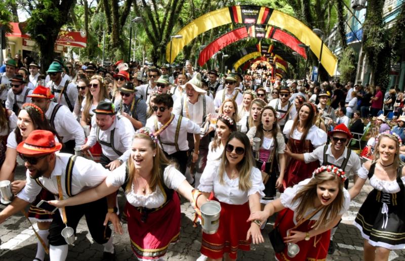 Entenda como é o traje típico que dá direito à meia-entrada