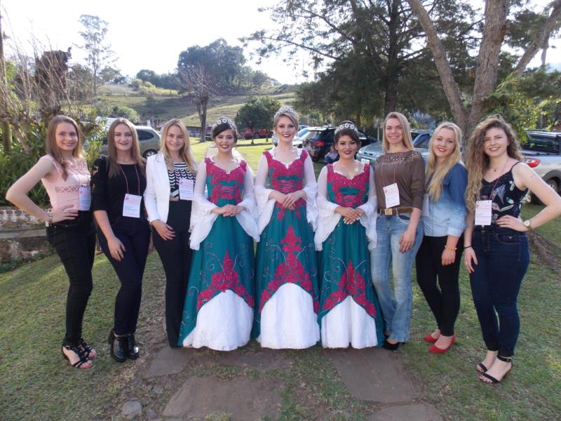 Seis jovens disputam o título de Rainha de Sinimbu