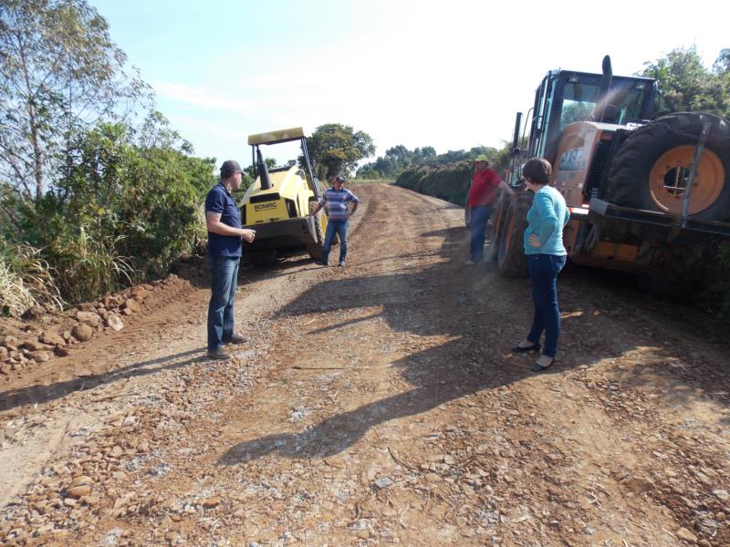 Estrada em Linha Cinco recebe melhorias