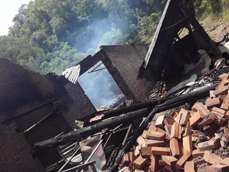 Comunidade se mobiliza para ajudar família que perdeu galpão e estufa de fumo no interior de Sinimbu