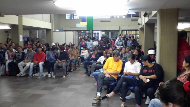 Fila do EmpregarRS reúne centenas no Centro de Santa Cruz