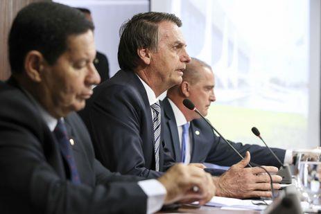 Bolsonaro propõe idade mínima de 62 anos para homem e 57 para mulher