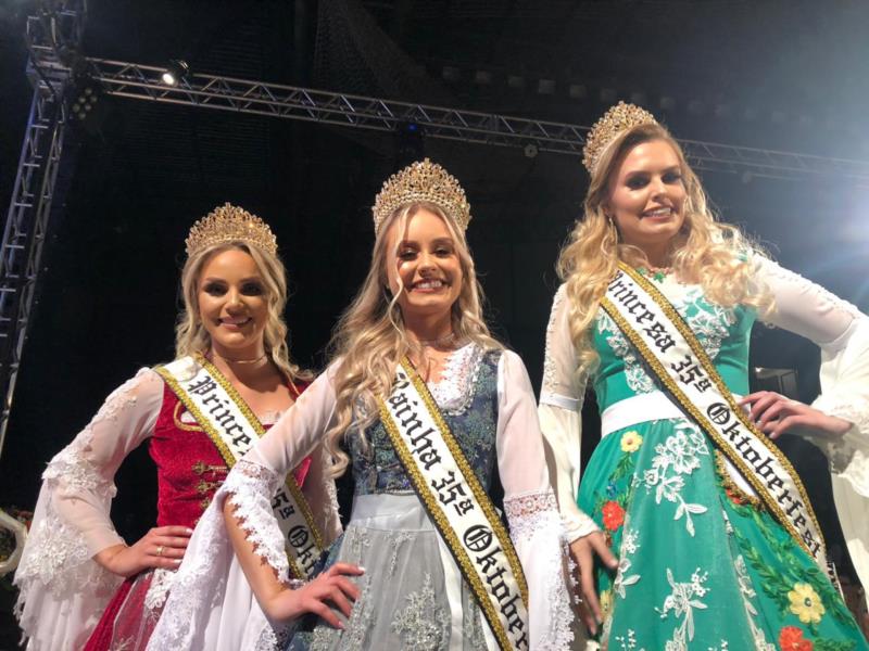 Ana Paula Bohnen conquista o título de rainha da 35ª Oktoberfest