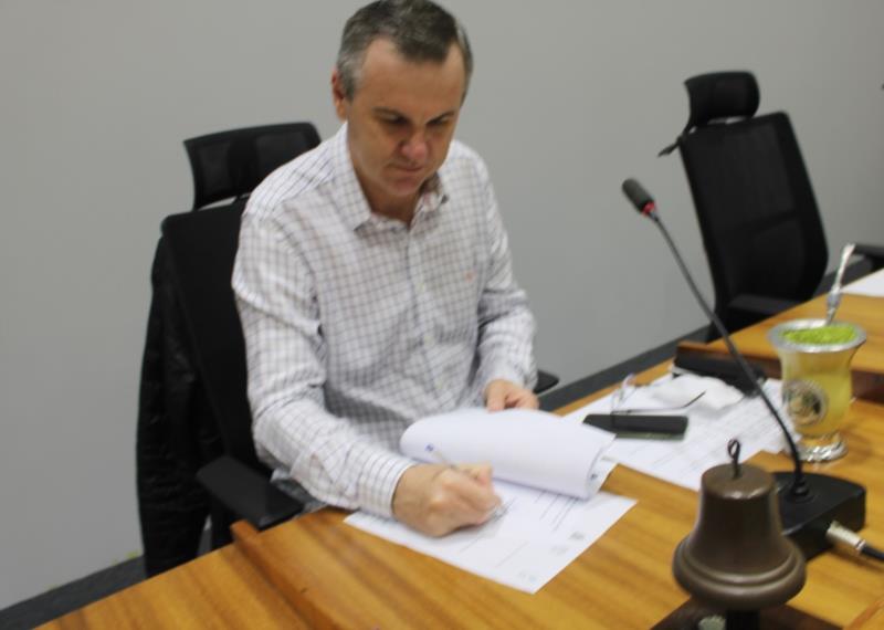 Presidente da Câmara promulga lei da divulgação das despesas e receitas municipais por meio de aplicativo