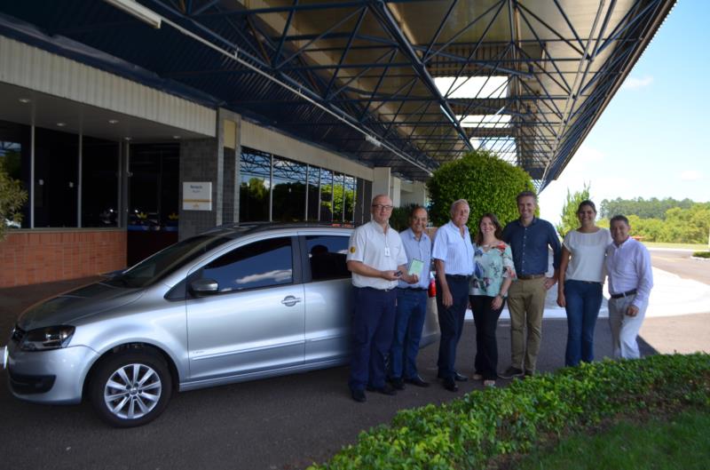 Souza Cruz doa carro para o Instituto Crescer Legal