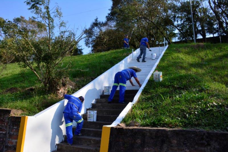 Escadaria no Bairro Faxinal Menino Deus é revitalizada