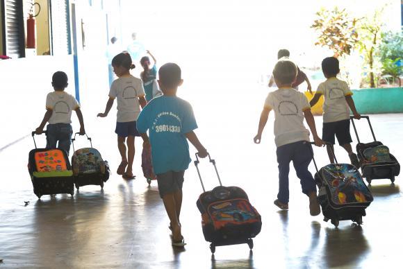 Pais devem ficar atentos para reajustes de mensalidades escolares