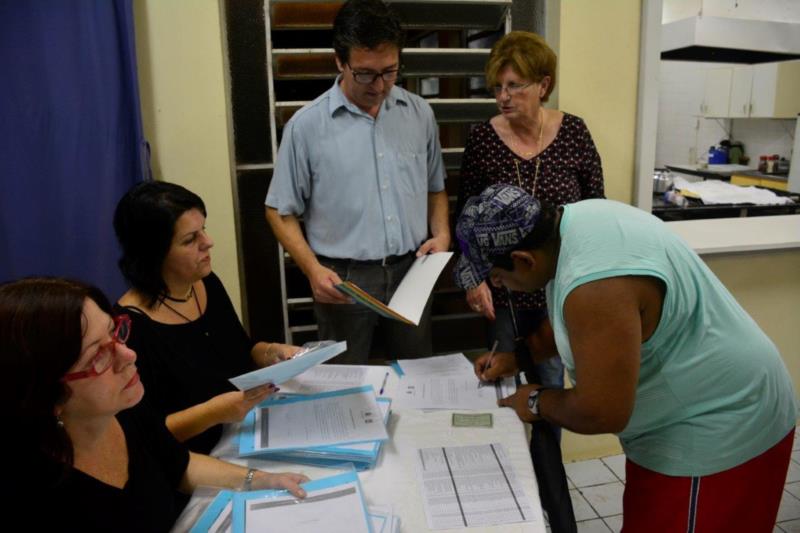 Moradores da Zona Sul recebem escrituras de imóveis