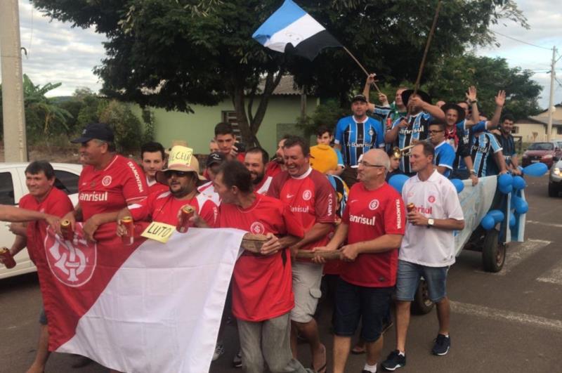 Vídeo: colorados puxam carroça para pagar aposta em Passo do Sobrado