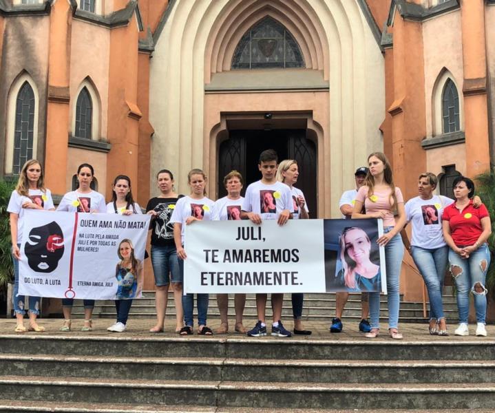 “Quem ama, não mata”, diz grupo em protesto contra feminicídio