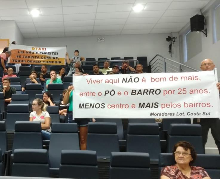 Sessão da Câmara é marcada por protestos