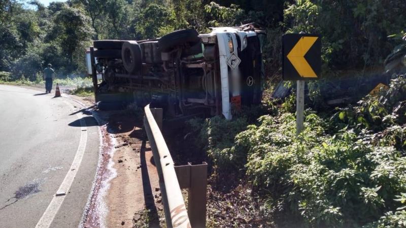 Caminhão carregado de óleo tomba na Curva das Cobras em Candelária