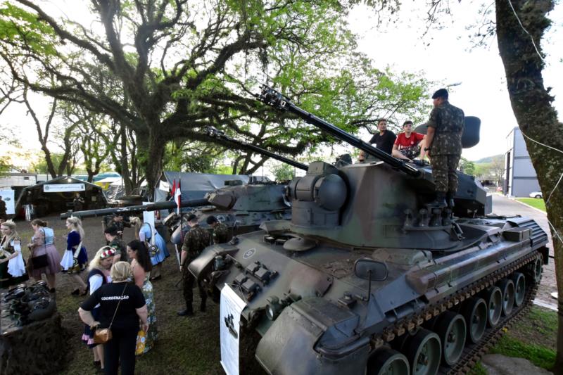 Sétimo Batalhão de Infantaria Blindado mostra a força do exército na 34ª Oktoberfest