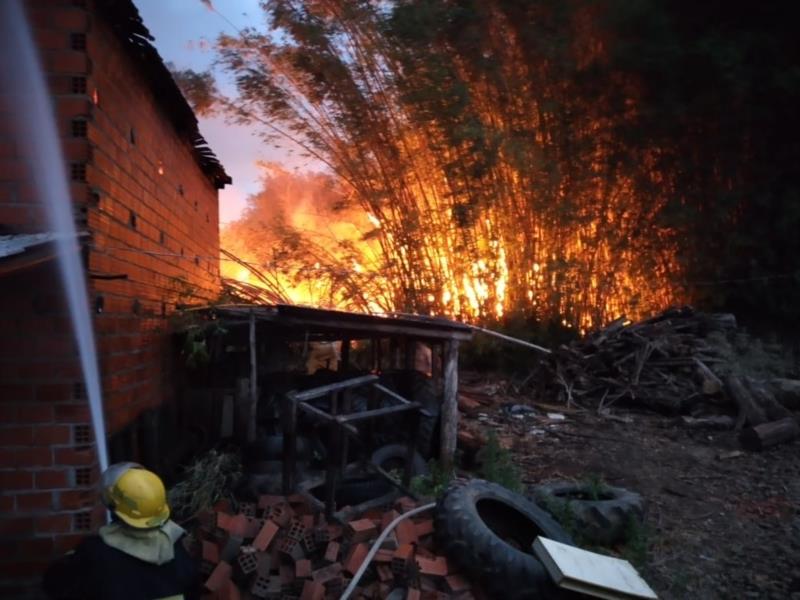 Estufa de fumo é consumida pelo fogo no interior de Vale do Sol