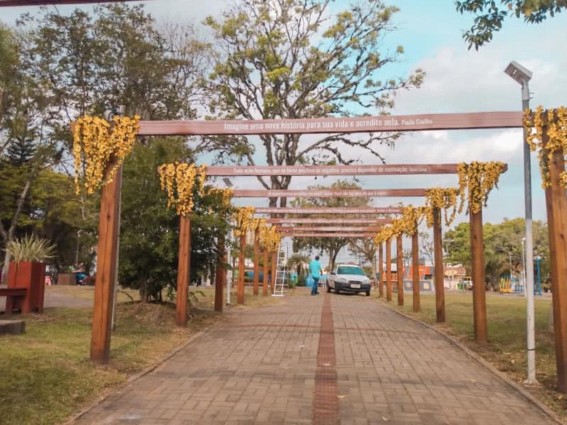 Praça em Venâncio Aires começa a receber decoração de Natal