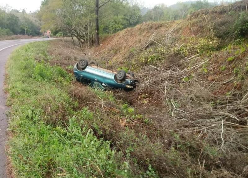 Óleo na pista provoca capotamento de três veículos em Passo do Sobrado