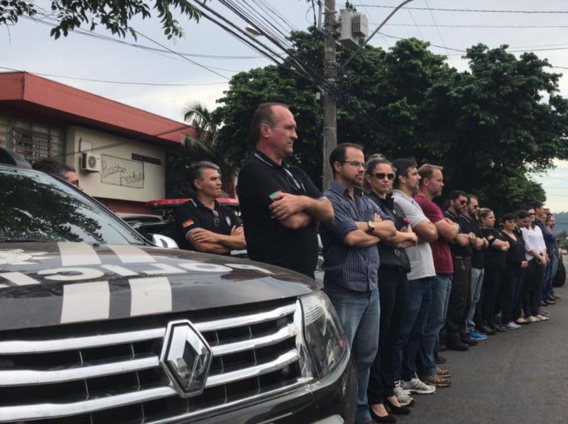 Policiais homenageiam colega morto por criminoso com protesto por melhores condições