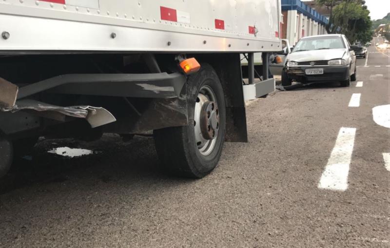 Carro e caminhão colidem na esquina da Assis Brasil com a 28 de Setembro