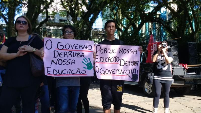 Praça Getúlio Vargas é palco de manifestação